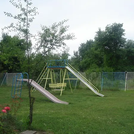 منتزه العطل Vestony Bungalows